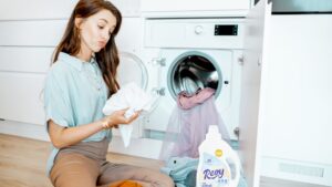 5 sai lầm phổ biến khiến quần áo giặt xong có mùi ẩm mốc 10 Quần áo sạch hơn nhờ REVY