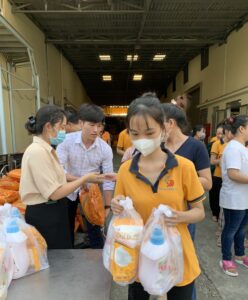 Món quà tri ân gửi đến Nhân viên Trường Dương 4 Nhân viên may tại Trường Dương nhận quà tặng