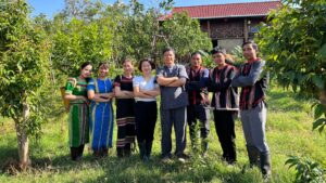 Trà Kinka - thức uống từ trà hoa vàng Gia Lai 6 Đại diện Trường Dương cùng người đồng bào tại Vùng trồng trà hoa vàng Gia Lai