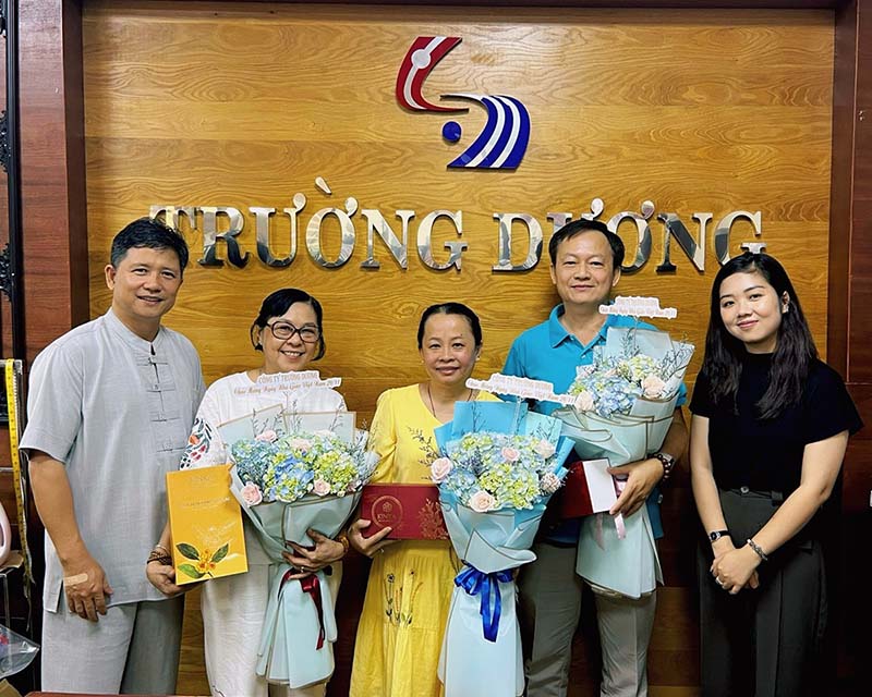 20/11 - Trao sức khỏe thay lời tri ân 1 Đại diện công ty Trường Dương tri ân quý thầy cô trường Đại học Y dược nhân ngày 20/11