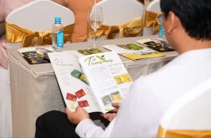 Trà và Dược liệu Khach tham du hoi thao tra hoa vang