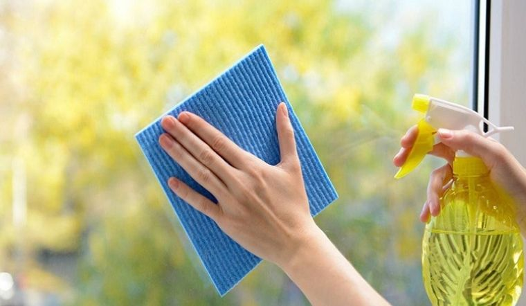 3 Bí Quyết Giữ Gương Soi Với Nước Lau Kính Revy – Không Ố Mờ, Không Đọng Sương 1 nước lau kính