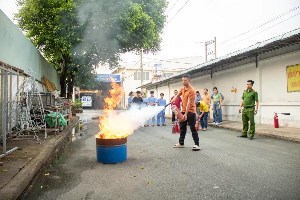 CÔNG TY TRƯỜNG DƯƠNG TẬP HUẤN PCCC: SẴN SÀNG TRƯỚC MỌI TÌNH HUỐNG IMG 8402