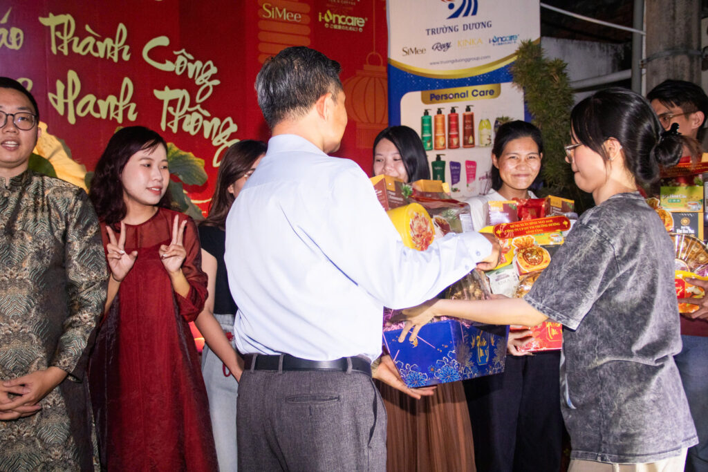 TRƯỜNG DƯƠNG - TIỆC TẤT NIÊN 2025 & LỄ GIỖ TỔ NGÀNH MAY z7495368326923 0e8173486251eae554db182426cc2bd4